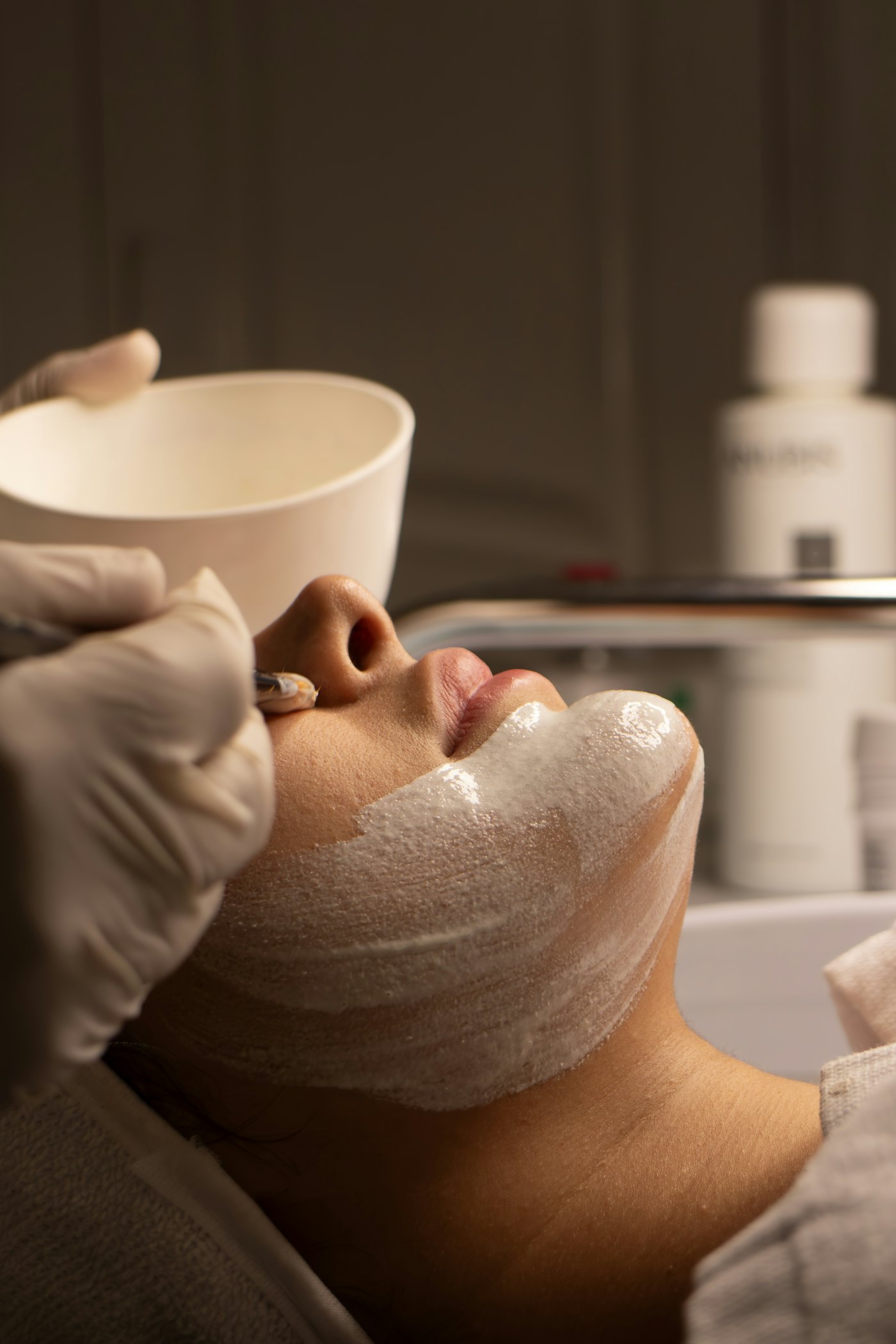 Manos aplicando un tratamiento facial