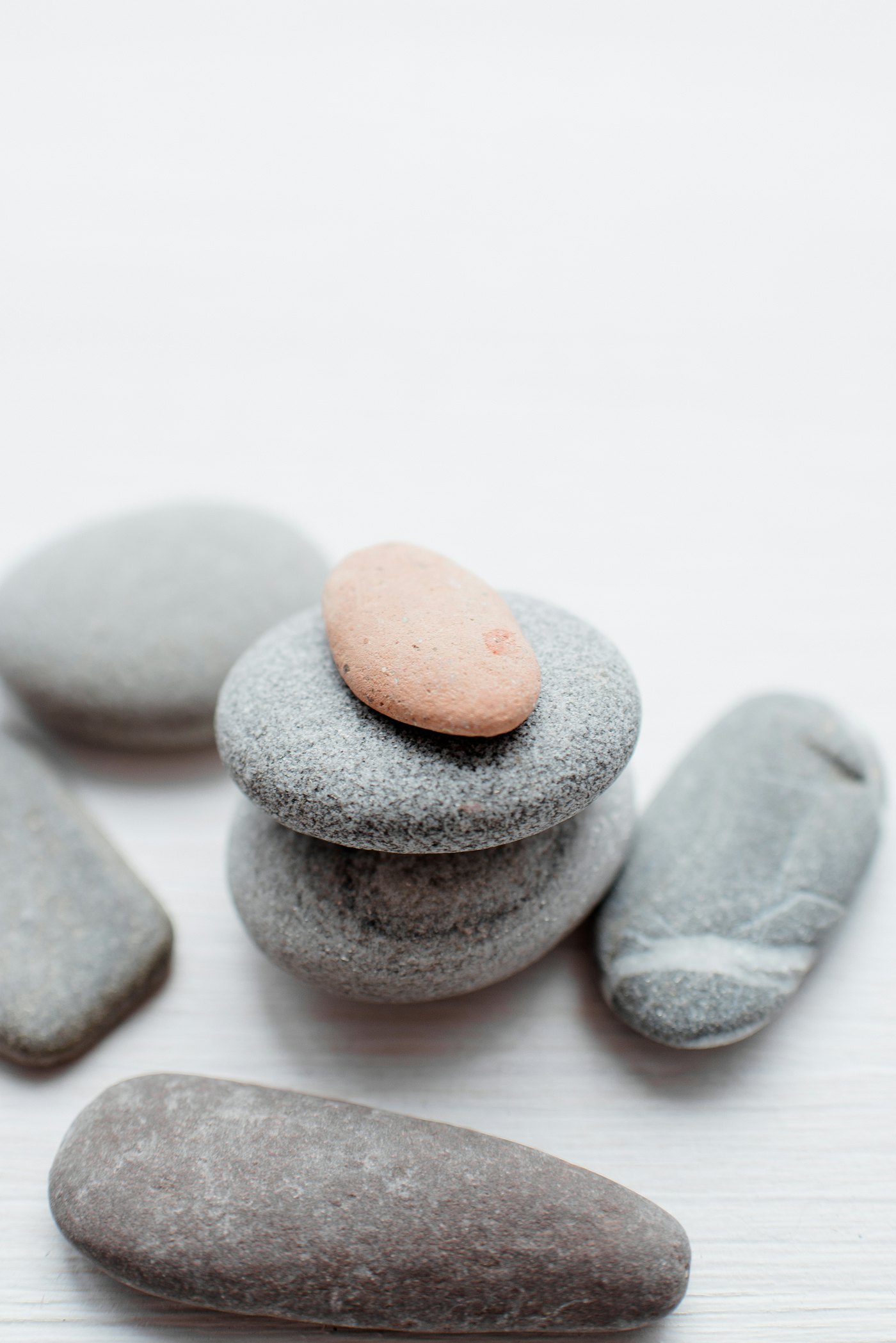 Piedras lisas en tonos rosa y gris